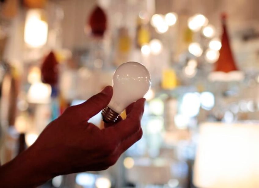 prepare to flick off your incandescent bulbs for good under new us rules that kicked in this week