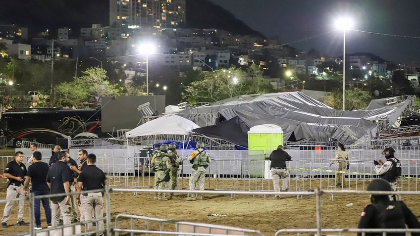 Stage crumbled at Mexican presidential rally