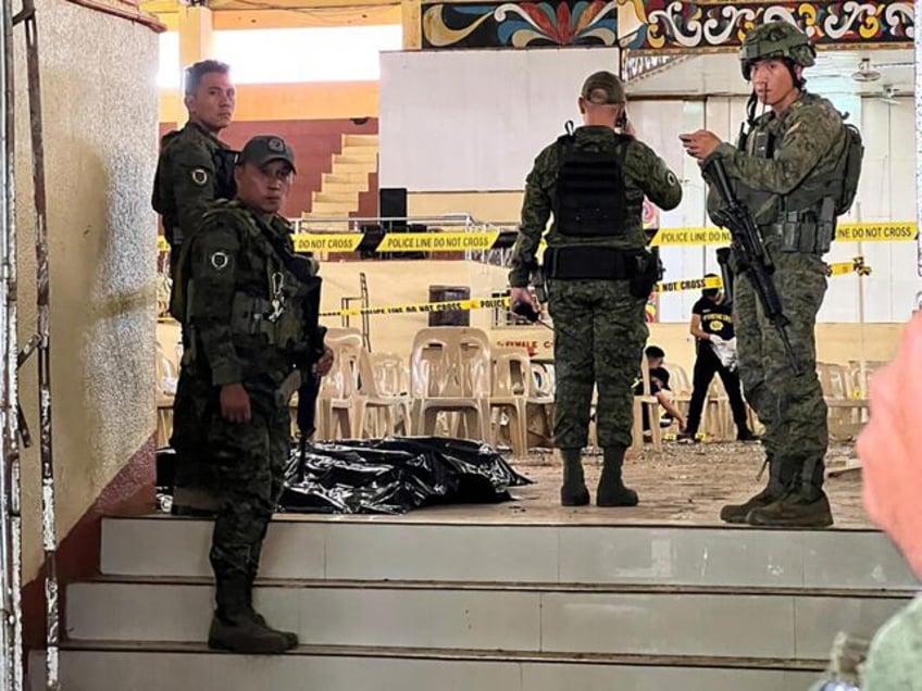 presumed islamic terrorists bomb catholic mass in philippines killing 4