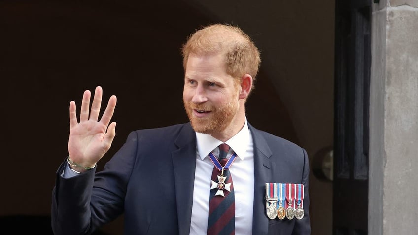 prince harry waving