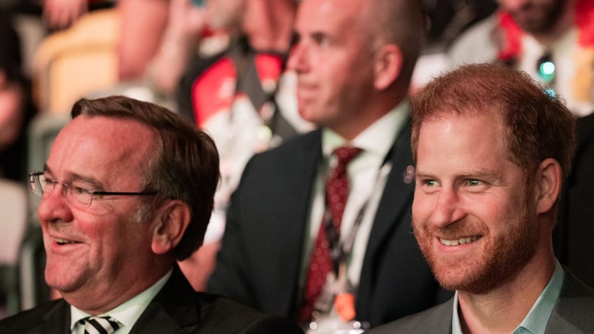 prince harry cheers on wounded warriors at invictus games