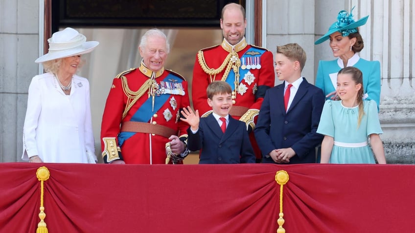 Royal family standing on the balcony of Buckingham palace