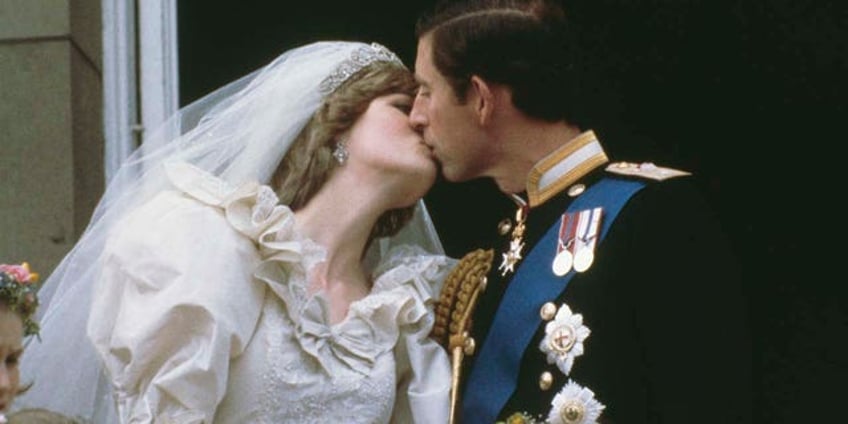 prince william and kate middleton wedding goes viral after sweet kissing video resurfaces