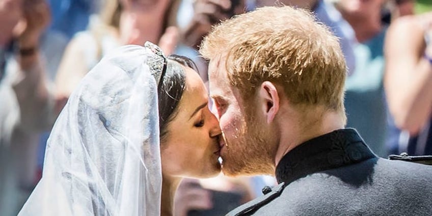 prince william and kate middleton wedding goes viral after sweet kissing video resurfaces