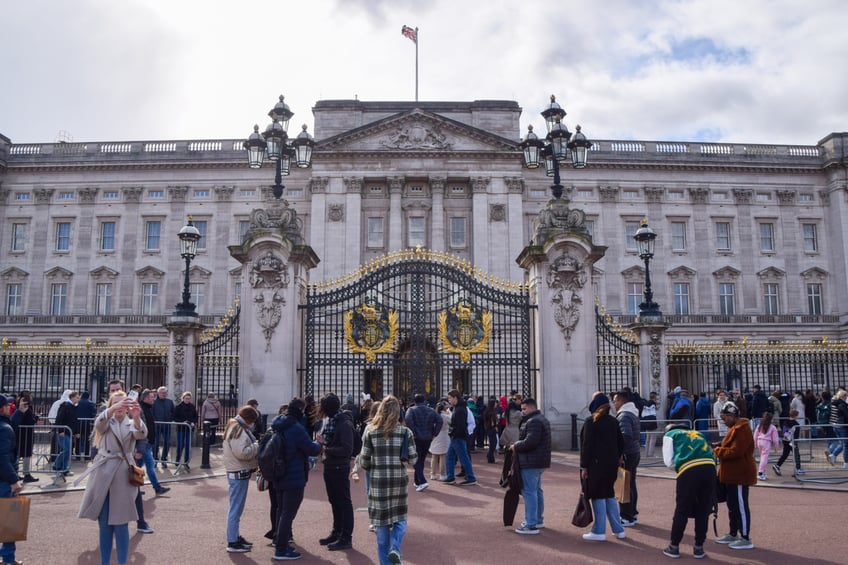 LONDON, UNITED KINGDOM - 2024/03/23: Crowds gather outside Buckingham Palace following the announcement that Catherine, Princess of Wales, has been diagnosed with cancer. (Photo by Vuk Valcic/SOPA Images/LightRocket via Getty Images)