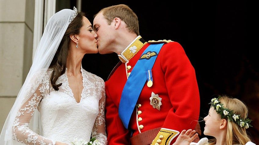 Prince William and Kate kiss on the balcony after their wedding