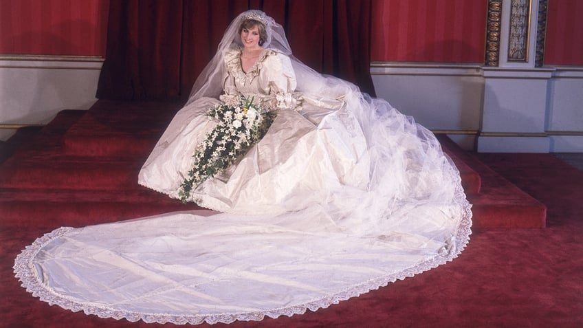 princess dianas wedding dress designer recalls heart stopping moment during the ceremony horrified