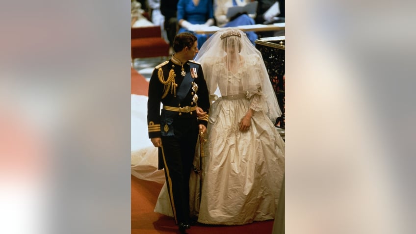 princess dianas wedding dress designer recalls heart stopping moment during the ceremony horrified