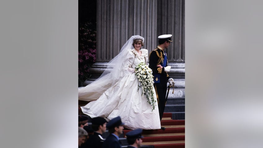 princess dianas wedding dress designer recalls heart stopping moment during the ceremony horrified