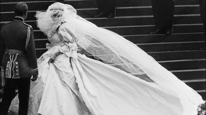 princess dianas wedding dress designer recalls heart stopping moment during the ceremony horrified