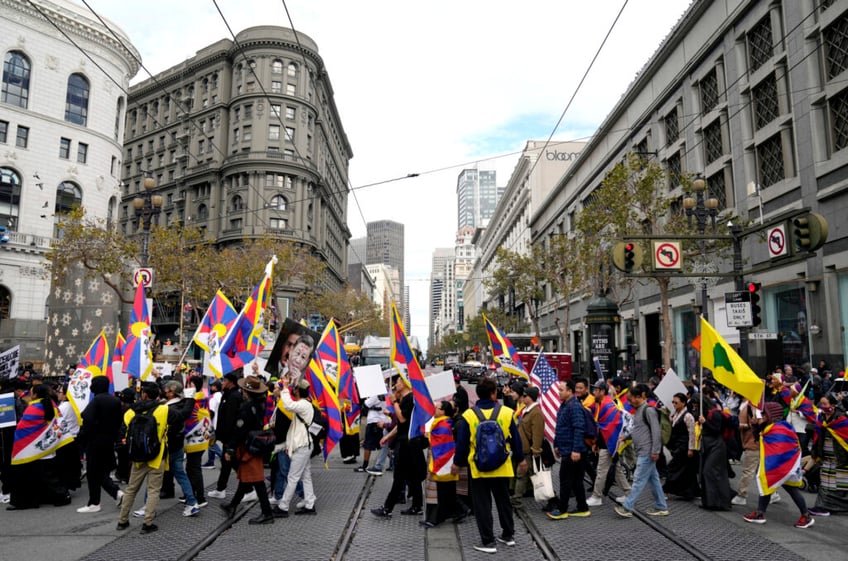 pro china and pro tibet groups clash in san francisco as dictator xi arrives for apec