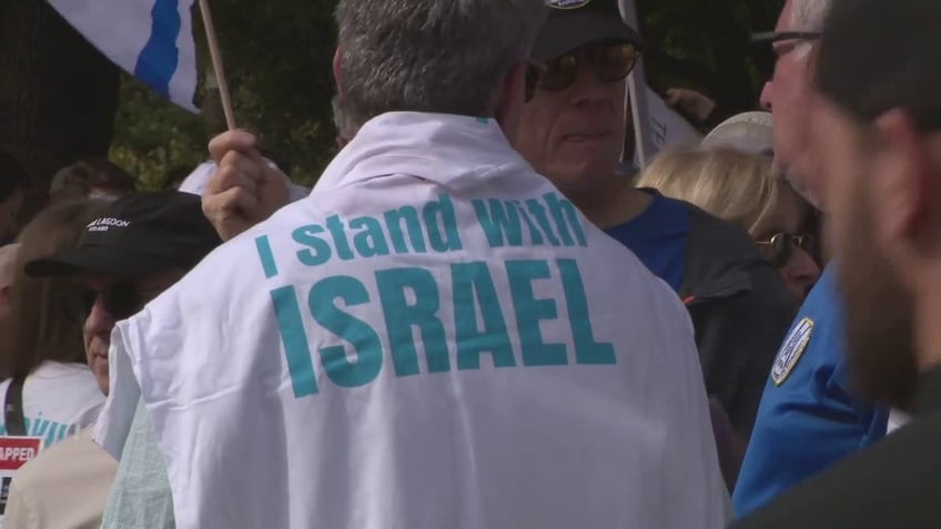 pro israel demonstrators gather outside texas state capitol keep the faith