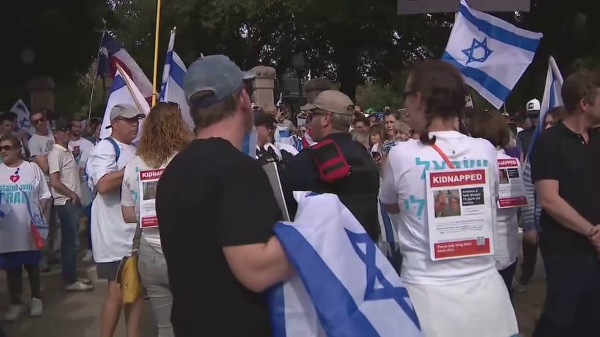 pro israel demonstrators gather outside texas state capitol keep the faith