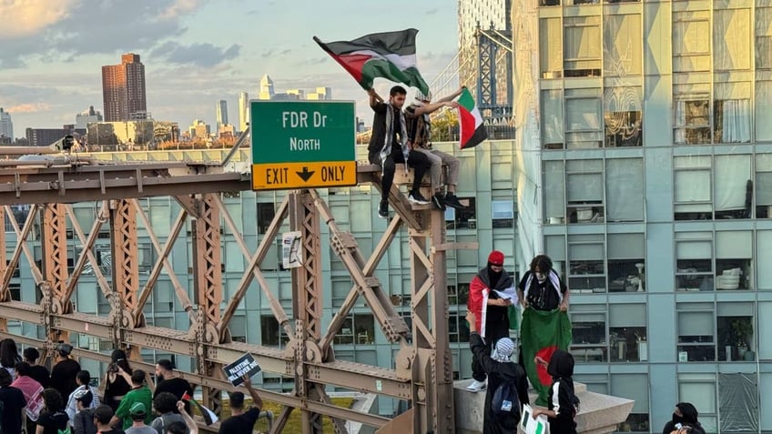 pro palestinian protesters scale brooklyn bridge force shutdown of iconic nyc artery