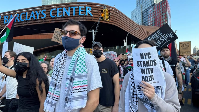 pro palestinian protesters scale part of brooklyn bridge force shutdown of iconic nyc artery