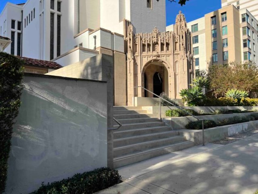 pro palestinian protesters target synagogues vandalize church in los angeles