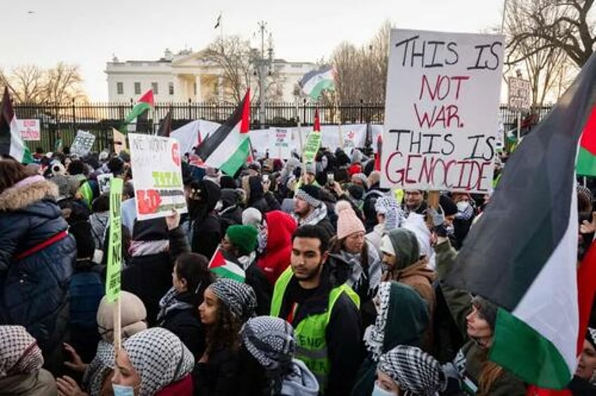 pro palestinian rioters nearly breach white house gate in clash with police