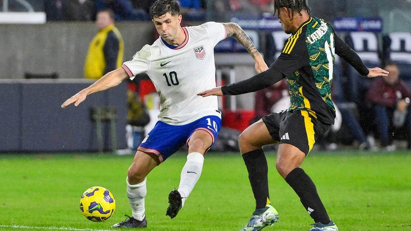 Christian Pulisic gets the ball