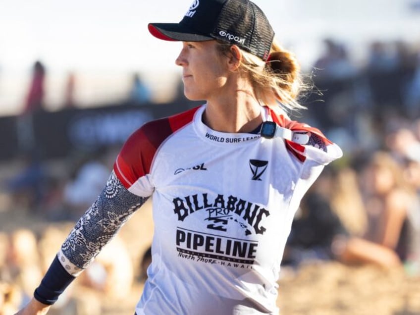 USA's Bethany Hamilton walks on the beach after losing her heat in the quarter finals during the 2022 Billabong pipeline pro at Pipeline on the north shore of Oahu, Hawaii, on February 2, 2022. - - RESTRICTED TO EDITORIAL USE (Photo by Brian Bielmann / AFP) / RESTRICTED TO EDITORIAL …