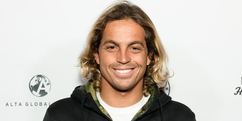 pro surfer kai lenny bashes government for lack of aid amid maui wildfires we were just in shock