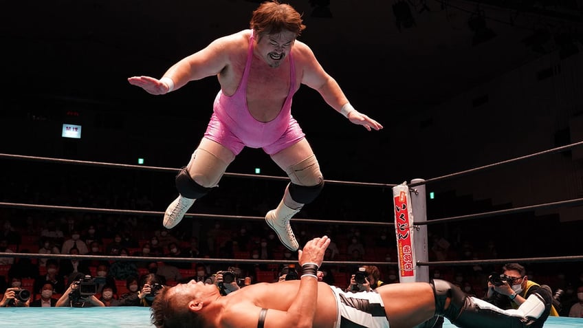 Yutaka Yoshie attacks Masaaki Mochizuki in 2021