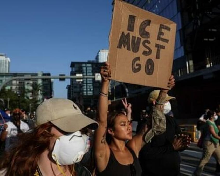 professor sends email encouraging campus to join la protests against ice
