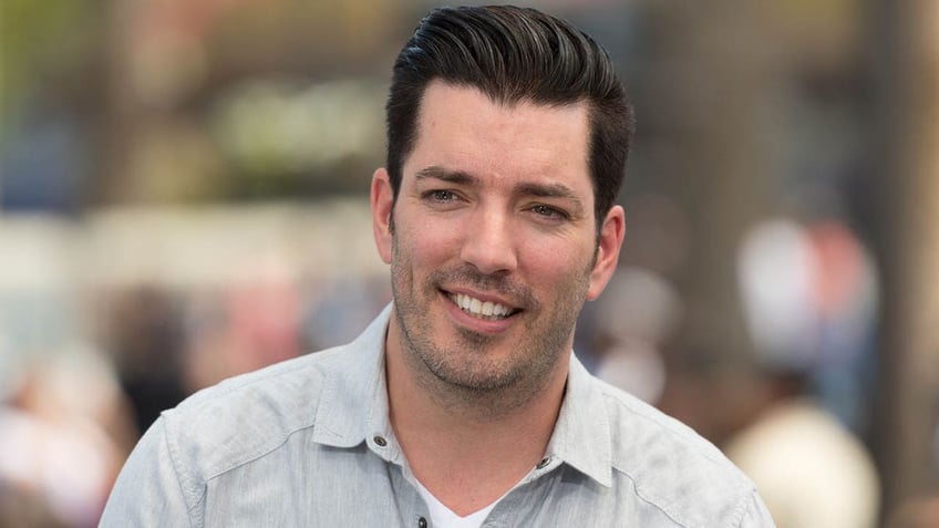 property brothers star jonathan scott reveals dating disaster she threw a drink at me