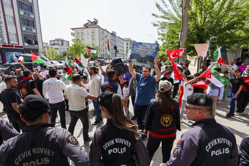 protesters shout murderer carry hitler banners as german president visits turkey