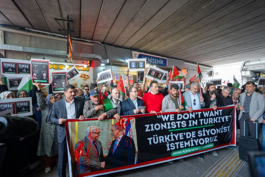protesters shout murderer carry hitler banners as german president visits turkey