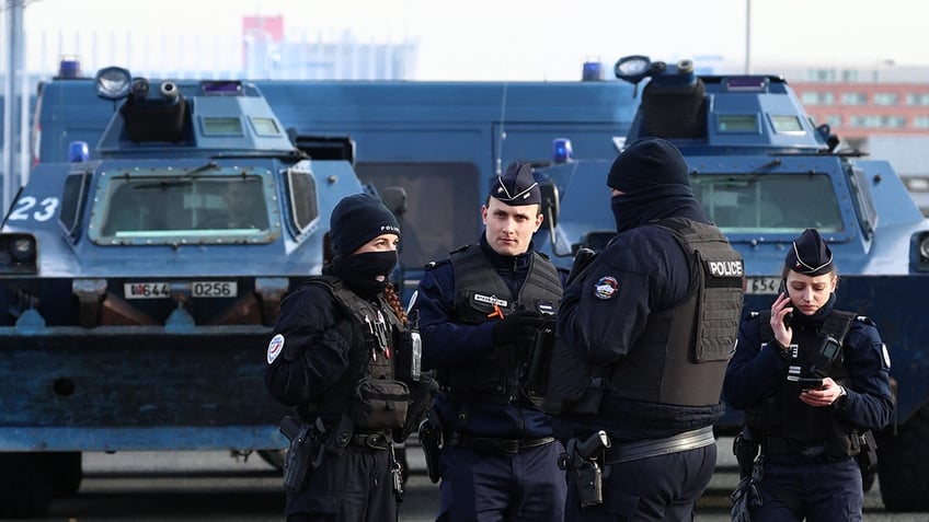 French police block farmers