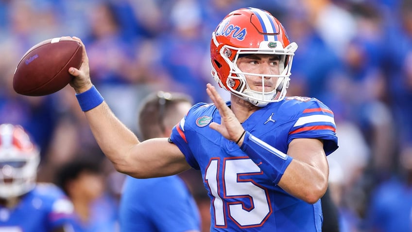 punches thrown at end of florida tennessee game following contact on gators quarterback kneel