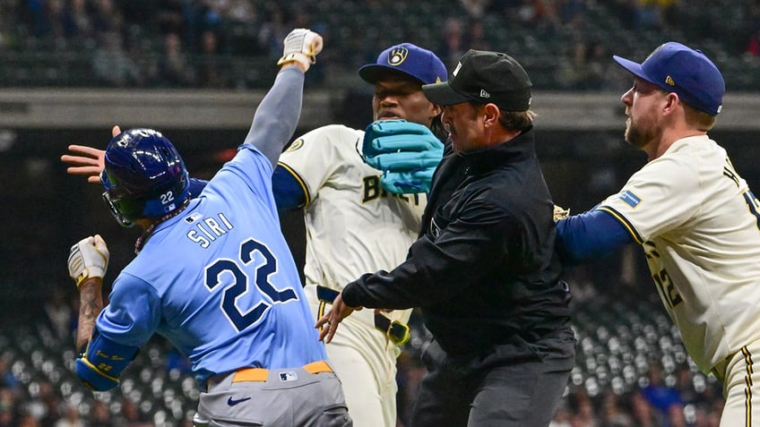 jose siri and uribe throwing punches