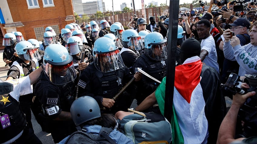 Chicago riot cops scuffle with demonstrators outside DNC