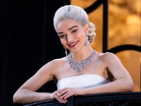 Rachel Zegler serenades the crowd for free in a new London production of ‘Evita’