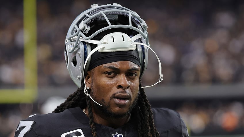 raiders davante adams expresses frustration with recent lack of targets yall should know who i am