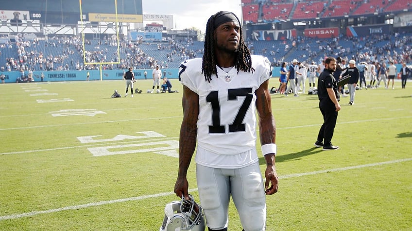 raiders davante adams expresses frustration with recent lack of targets yall should know who i am