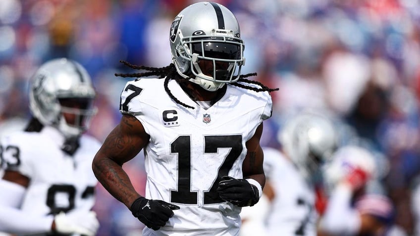 raiders davante adams expresses frustration with recent lack of targets yall should know who i am