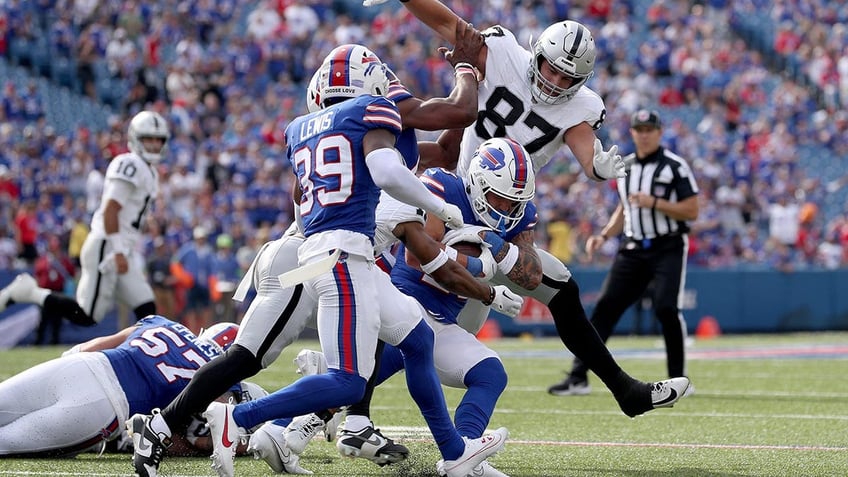 raiders davante adams rips bills taylor rapp over out of control hit during week 2 blowout