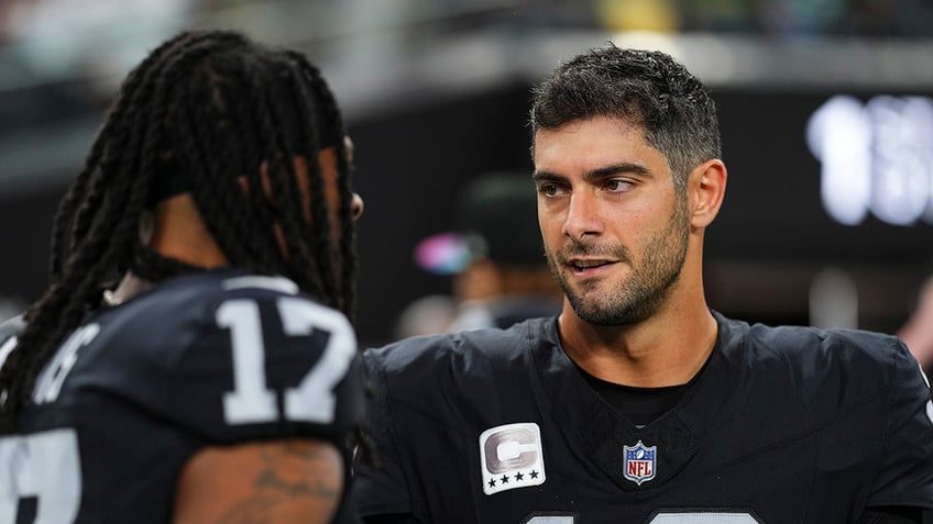 Jimmy Garoppolo talks with Davante Adams