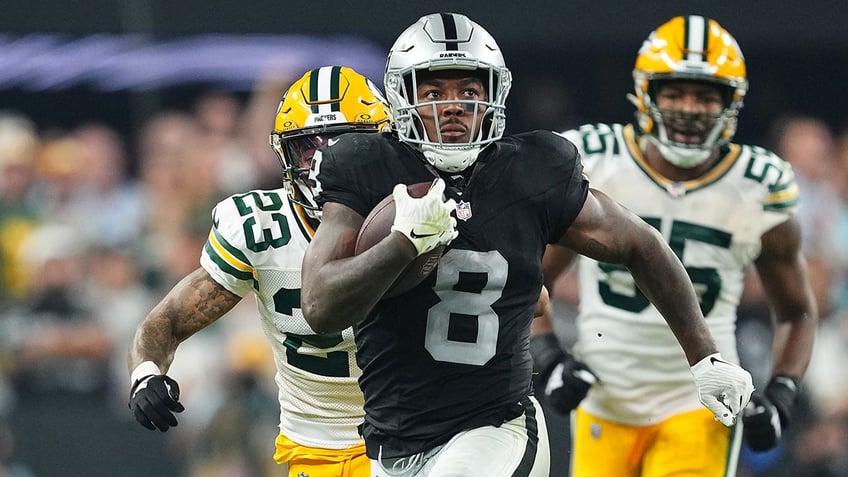 raiders hold off packers last minute drive to come away with win