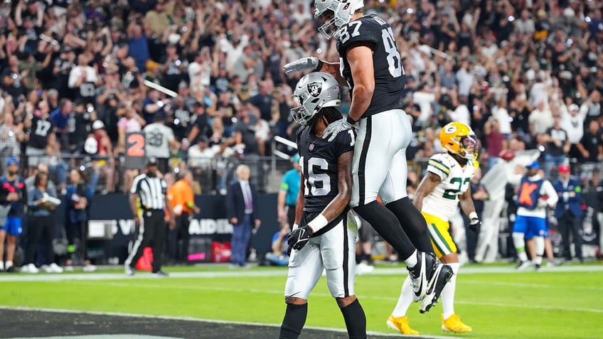 raiders hold off packers last minute drive to come away with win