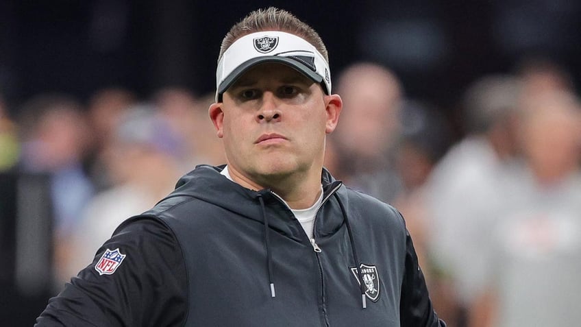 raiders josh mcdaniels faces scrutiny over late game decision to opt for field goal