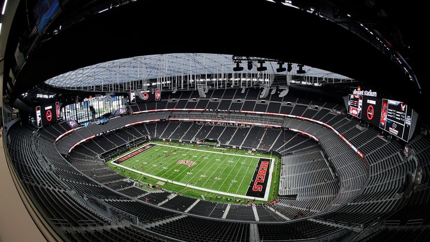 raiders stadium roof leaks amid rainstorms in las vegas unlv game delayed