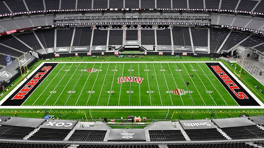 raiders stadium roof leaks amid rainstorms in las vegas unlv game delayed