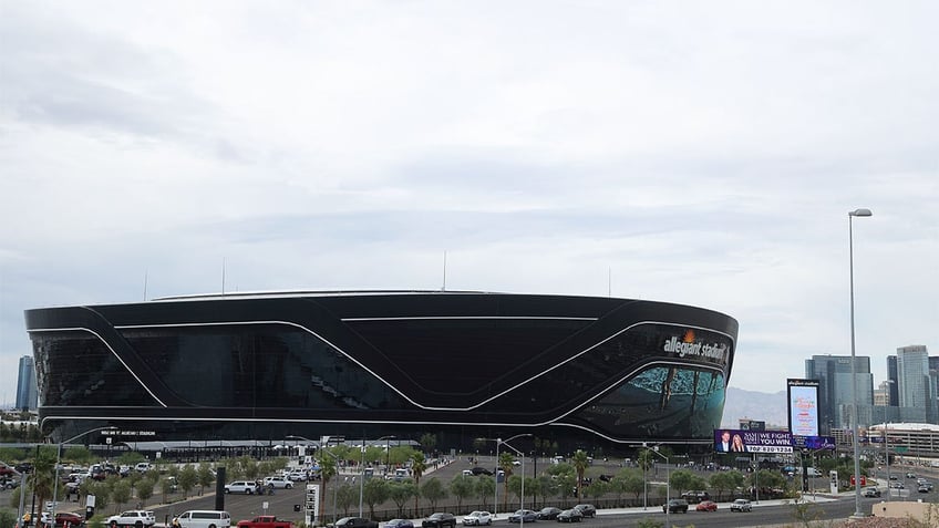 raiders stadium roof leaks amid rainstorms in las vegas unlv game delayed