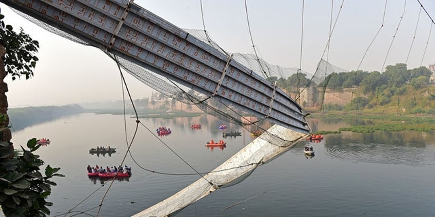 railroad bridge platform collapse leaves at least 26 victims dead others injured