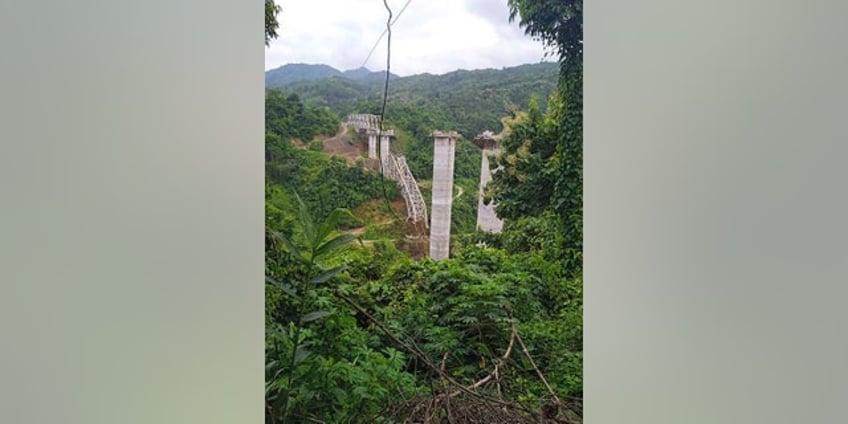 railroad bridge platform collapse leaves at least 26 victims dead others injured