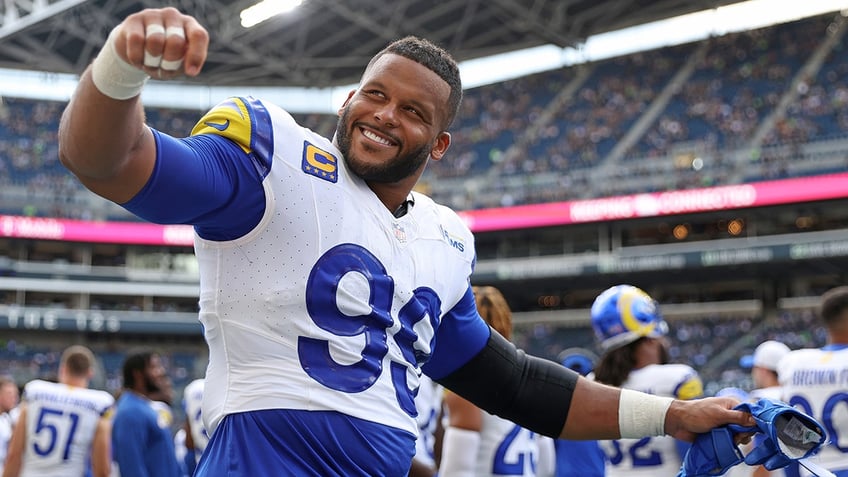 rams aaron donald makes seahawks geno smith shriek as he rushes quarterback