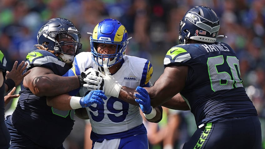 rams aaron donald makes seahawks geno smith shriek as he rushes quarterback