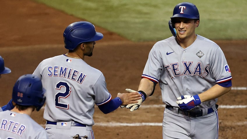 rangers dominate diamondbacks in game 4 to take commanding lead in world series